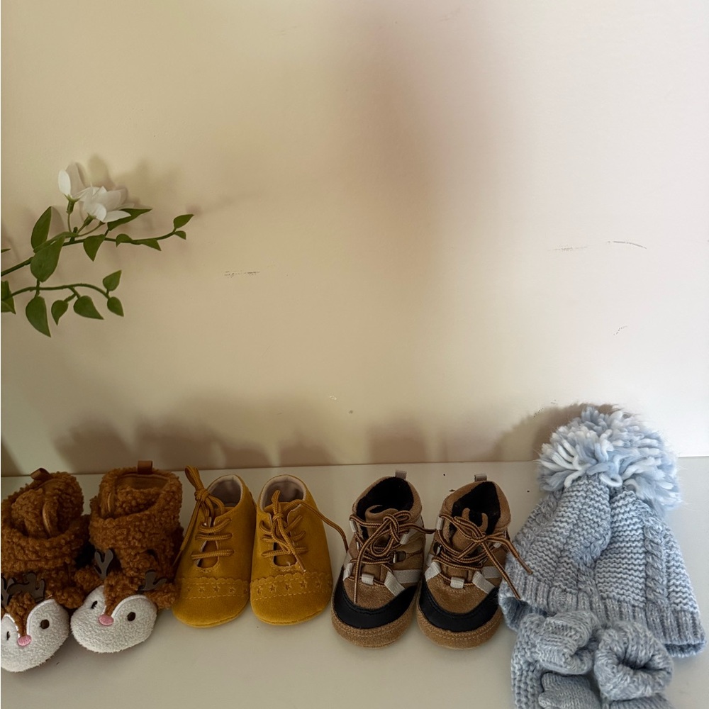 Baby shoes and beanie